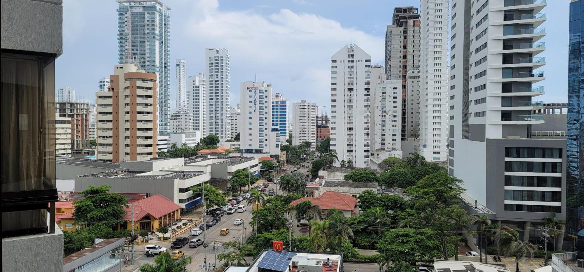 Live - Escape Plaza Apartahotel